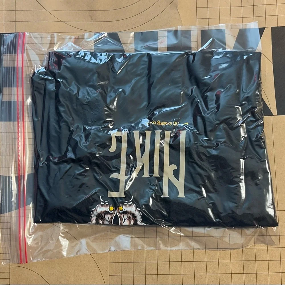 Nike Sportswear Swoosh Graphic logo tee